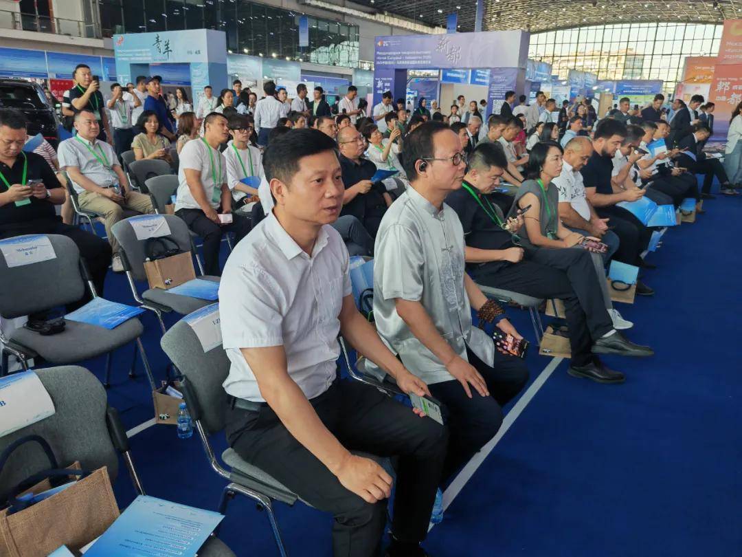 兹别克斯坦国际商品博览会现场一带一路川味飘香！冰球突破网站金宫亮相2025中国（四川）—乌(图4)