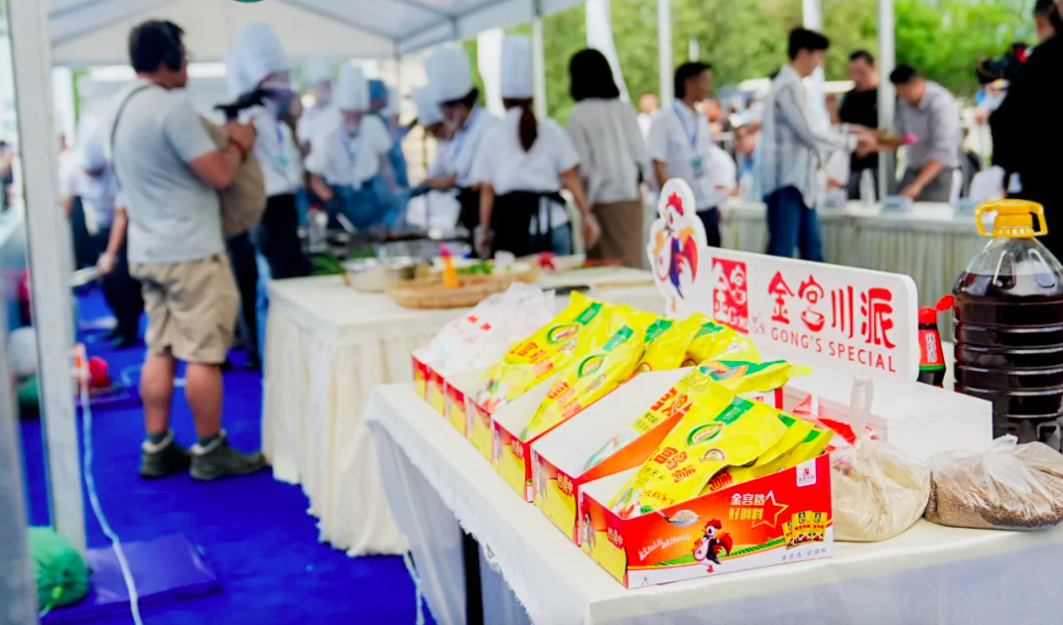 25“金火把”烧烤大赛匠心调味点燃凉山美食盛会冰球突破豪华版app金宫川派味业亮相西昌20(图4)