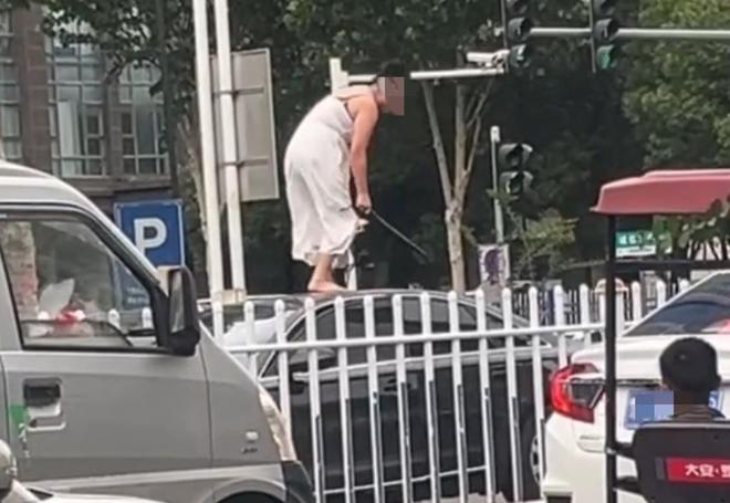 通报：系精神病发作家属愿意承担赔偿冰球突破女子持械当街打砸多辆轿车(图3)